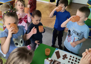 Dzieci piją czekoladę.