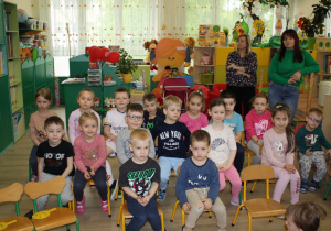 Dzieci uczestniczą w imprezie z okazji Dnia Ziemi.