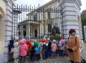 Dzieci przed Pałacem