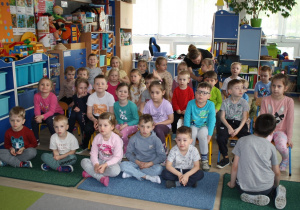 Dzieci słuchają nauczycielek przedstawiających zagadki.