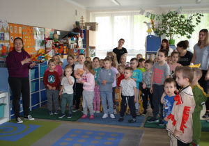 Dzieci śpiewają piosenkę o książkach z elementami pokazywania.