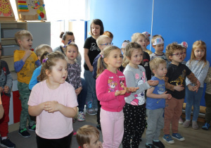 Dzieci śpiewają piosenkę o książkach z elementami pokazywania.