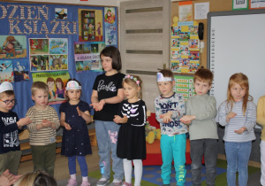 Dzieci z grupy pierwszej prezentują przygotowany wierszyk.