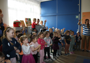 Dzieci wykonują pląs taneczny - naśladują postaci z bajek.