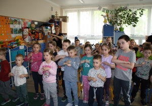 Dzieci wykonują pląs taneczny - naśladują postaci z bajek.