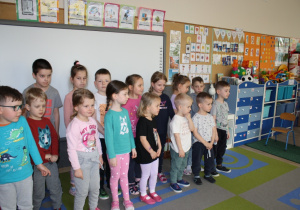 Dzieci z grupy piątej prezentują przygotowaną piosenkę.