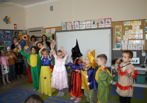 Zabawa taneczna prezentowana przez dzieci przebrane za bohaterów bajek.