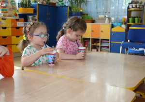 Dzieci piją lodowy soczek.