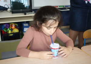 Dzieci piją lodowy soczek.