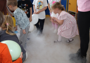 Dzieci obserwują jak powstaje lodowy dym.