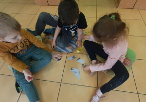 Dzieci w drużynach układają puzzle.