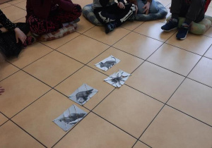 Dzieci prezentują ułożone przez siebie puzzle ziwrząt.
