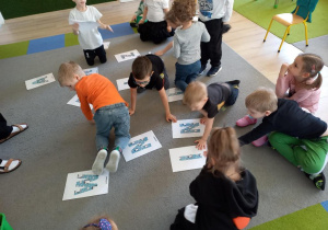 Dzieci układają napis z liter.