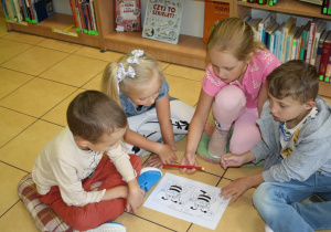 Dzieci rozwiązują zadania w małych grupach.