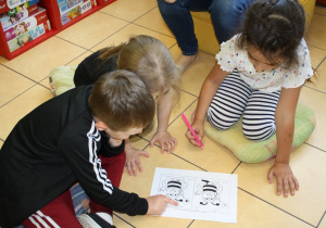 Dzieci rozwiązują zadania w małych grupach.