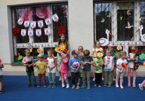 Dzieci czekają na rozpoczęcie pikniku.