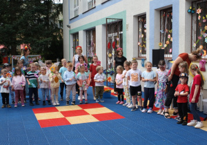 Dzieci czekają na rozpoczęcie pikniku.