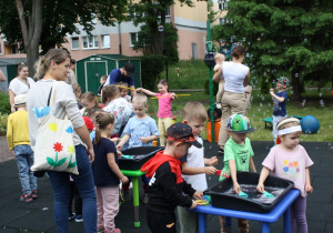 Dzieci puszczają bańki mydlane.