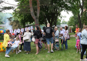 Piknik przedszkolny w ogrodzie.