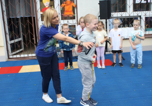 Chłopiec pokazuje swoją aktywność sportową.