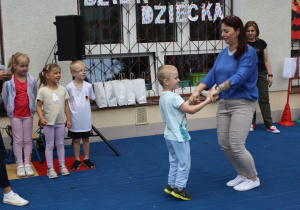 Chłopiec pokazuje swoją umiejętność sportową.