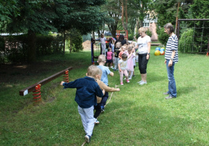 Dzieci chodzą po linie.