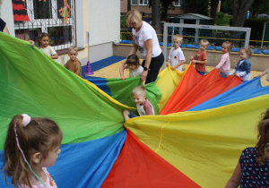 Zabawy z chustą.