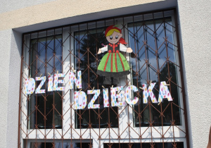 Napis na oknie Dzień Dziecka