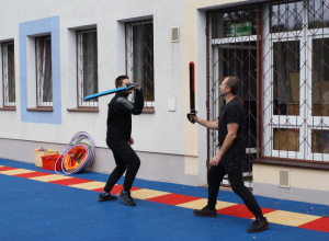 Panowie prezentują w jaki sposób oddaje się ciosy.