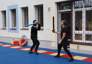 Panowie prezentują w jaki sposób oddaje się ciosy.