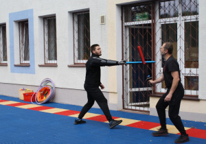 Panowie prezentują w jaki sposób oddaje się ciosy.