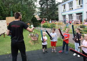 Dzieci wykonują ćwiczenia z bezpiecznymi szablami.