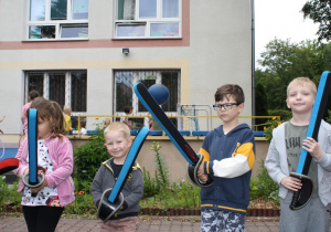 Dzieci wykonują ćwiczenia z bezpiecznymi szablami.