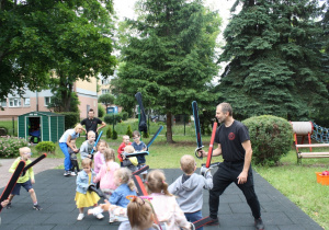 Dzieci wykonują ćwiczenia z bezpiecznymi szablami.