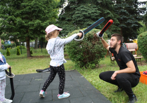 Dzieci wykonują ćwiczenia z bezpiecznymi szablami.