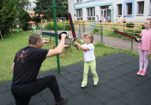 Dzieci wykonują ćwiczenia z bezpiecznymi szablami.