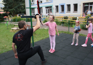 Dzieci wykonują ćwiczenia z bezpiecznymi szablami.