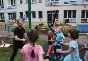 Dzieci wykonują ćwiczenia z bezpiecznymi szablami.