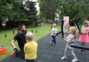 Dzieci wykonują ćwiczenia z bezpiecznymi szablami.