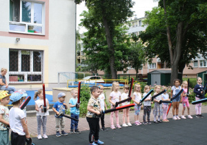 Dzieci wykonują ćwiczenia z bezpiecznymi szablami.