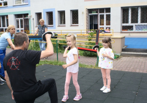 Dzieci wykonują ćwiczenia z bezpiecznymi szablami.