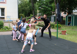 Dzieci wykonują ćwiczenia z bezpiecznymi szablami.