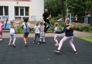 Dzieci wykonują ćwiczenia z bezpiecznymi szablami.