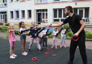 Dzieci wykonują ćwiczenia z bezpiecznymi szablami.