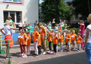 Grupa druga przygotowuje się do biegu.