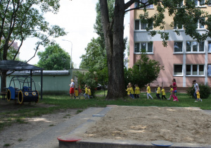 Grupa czwarta biegnie po terenie ogrodu.