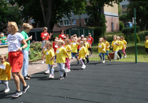 Grupa czwarta biegnie po terenie ogrodu.