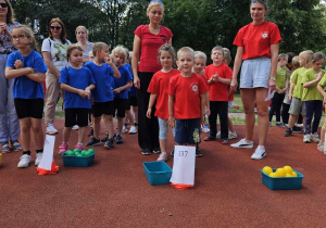 Dzieci czekają na rozpoczęcie zawodów.