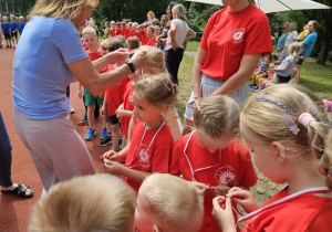 Pani dyrektor wręcza medale.