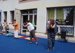 Nauczycielki pokazują pląs.